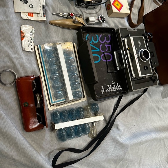 Vintage Polaroid Land Camera Model 800 with Case and Accessories - Picture 6 of 6